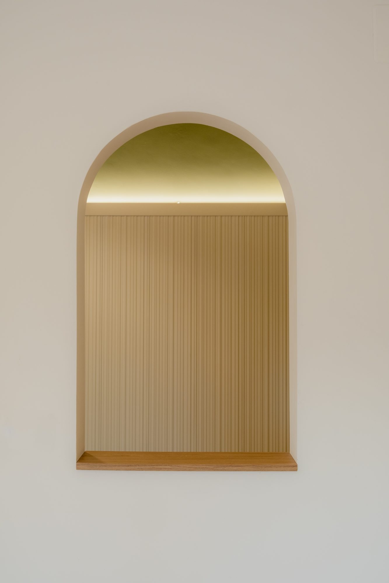 Hornacina en arco con luz y listones