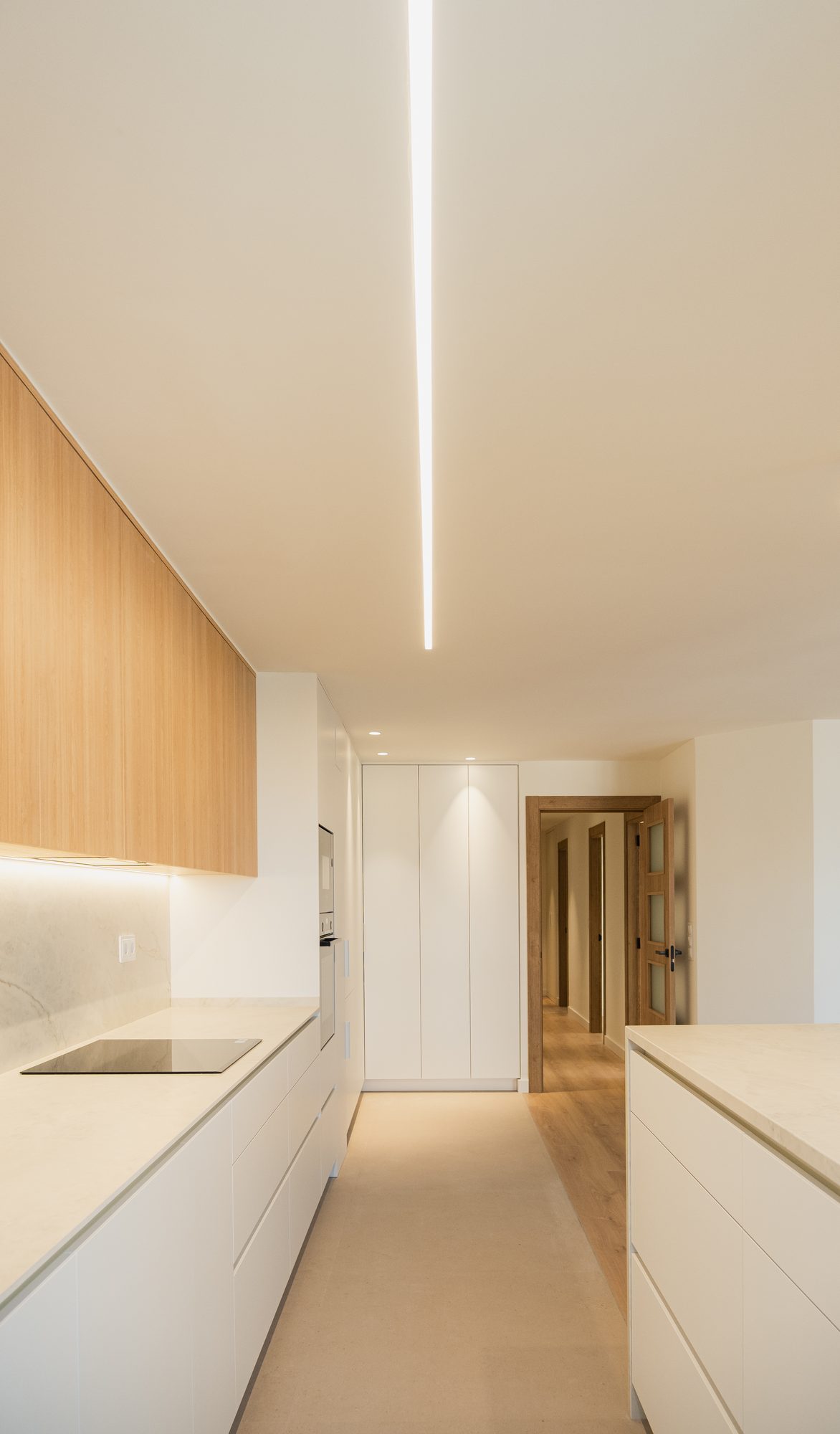 Cocina en pasillo con una línea de luz en el techo