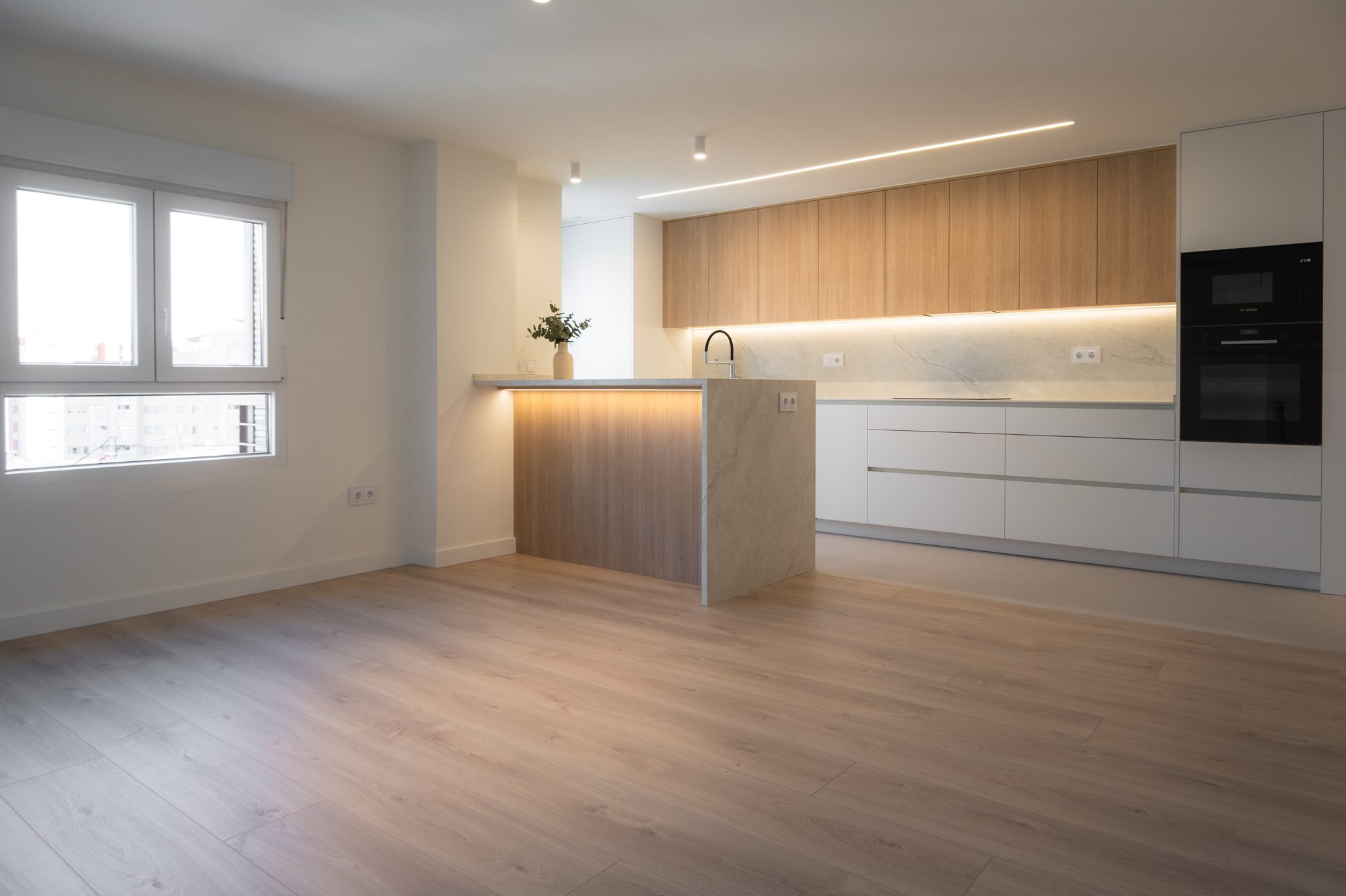 Cocina y salón con isla iluminada
