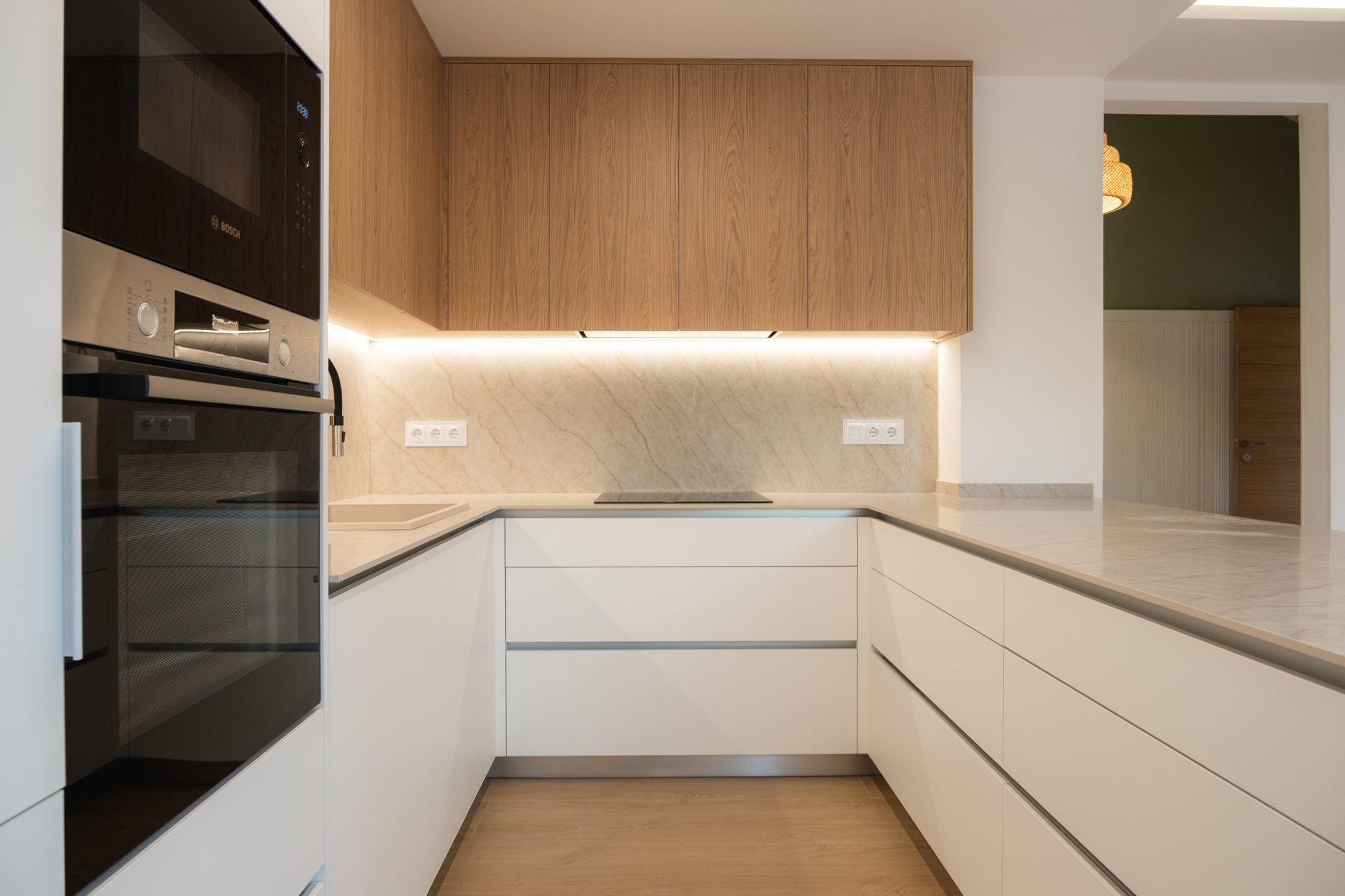 Cocina en L con armarios de madera