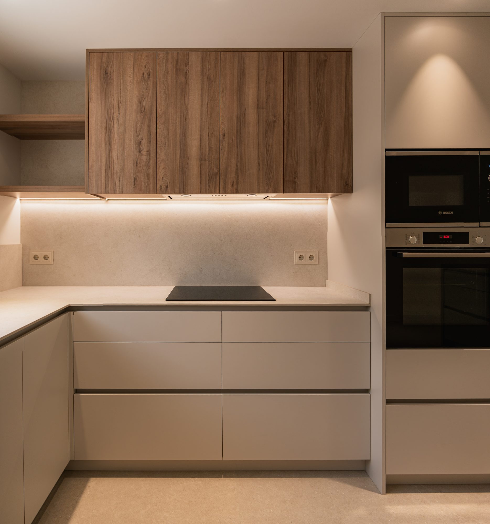 Cocina con armarios de madera y columna